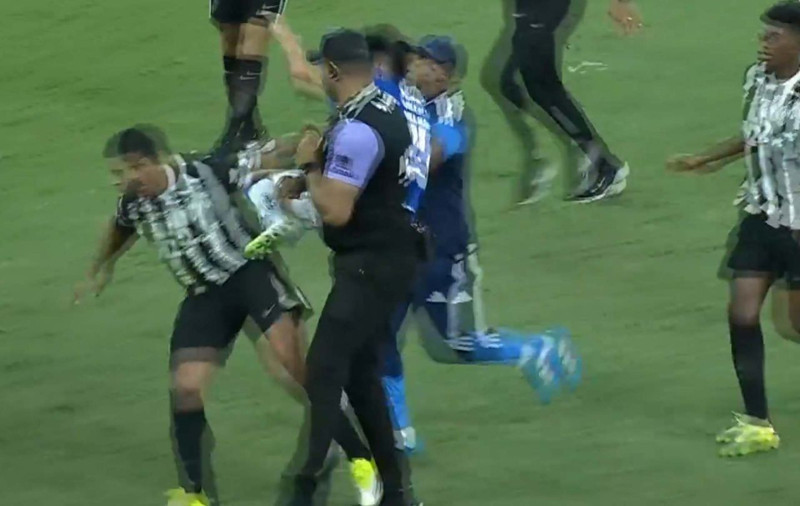 Dünya bu maçı konuşuyor! Yeşil saha boks ringine döndü: 46 oyuncu kavga etti, 23 kırmızı kart çıktı - Resim: 8