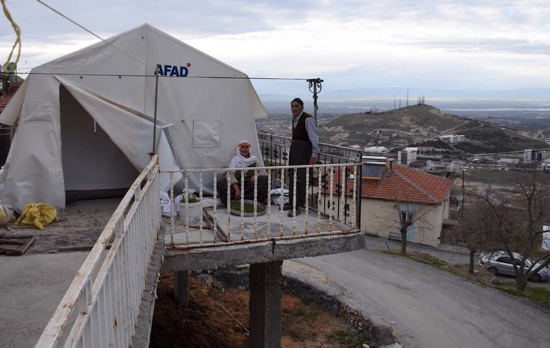 Deprem çadırını öyle bir yere kurdularki görenler şaşkına dönüyor! "Bize 'akıllı' diyen de var 'deli' diyen de" - Resim: 7