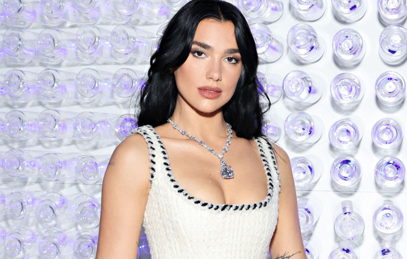 Dua Lipa'nın transparan tarzı olay oldu! Nişanlısıyla kimseyi umursamadı, ateşli dansları dikkat çekti - Resim: 1