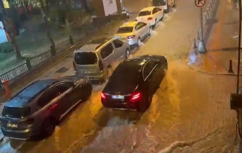 AKOM uyarmıştı! İstanbul ve Ankara'da kabus gibi gece! Yollar çöktü, kanal taştı, bina tahliye edildi! - Resim: 9
