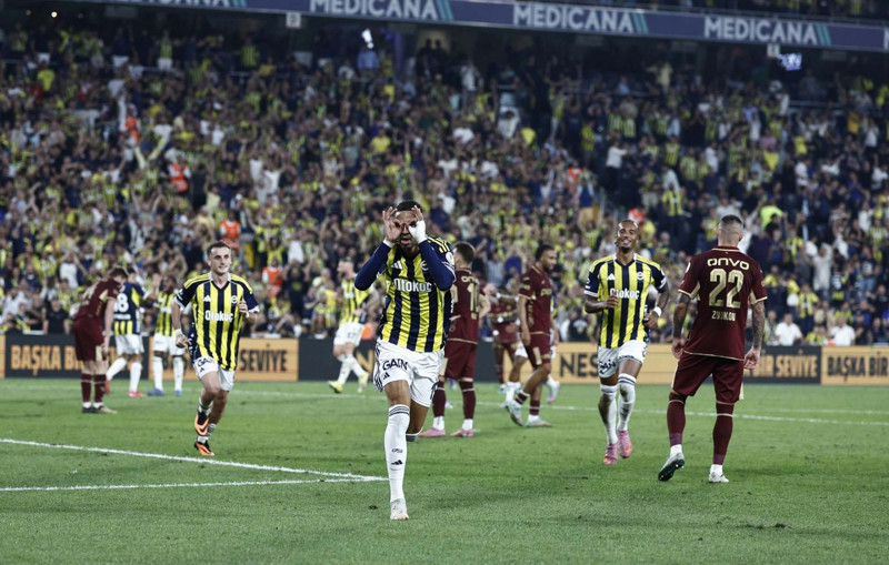 Fenerbahçe- Trabzonspor maçında tartışmalı pozisyonlar! Top çizgiyi geçti mi, Onuachu'nun golünde faul var mı? Hakemler kararını verdi - Resim: 2