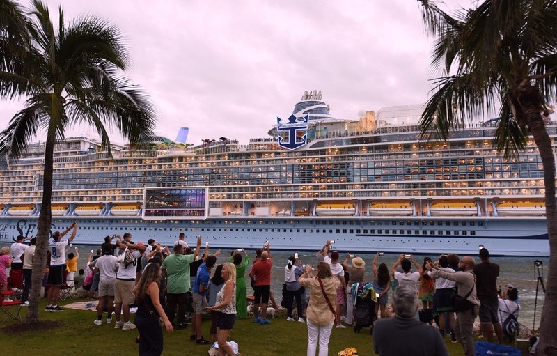 Dünyanın en büyük yolcu gemisi 'Icon of the Seas' ilk yolculuğuna çıkıyor! - Resim: 1