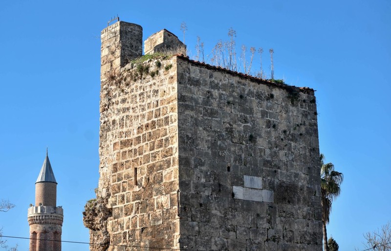 Antalya'da şehrin ortasında binlerce yıldır ayakta duruyordu. Son hali görenleri şaşırttı - Resim: 1