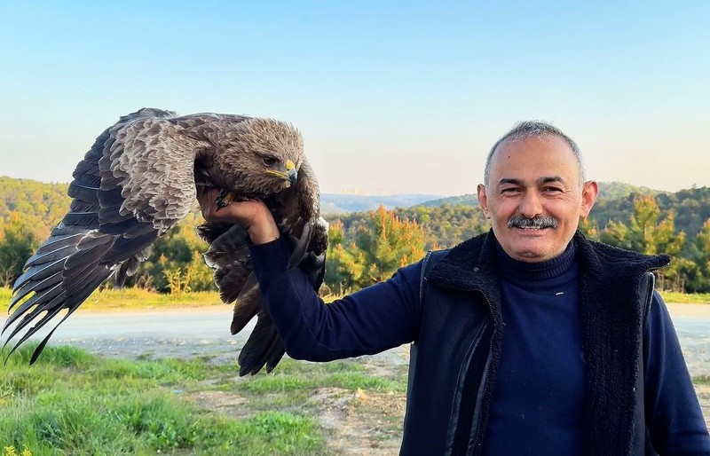 Arnavutköy’de 100'lerce torba ot toplamak için doğaya giden vatandaş çalılıklarda hareket olunca arkasında onu buldu - Resim: 3