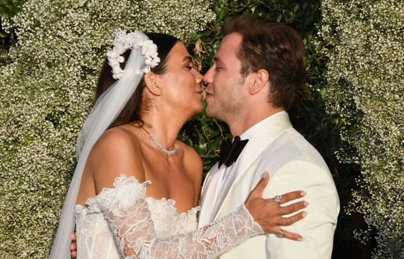 Tolga Sarıtaş'tan eşi ve oğluyla mutluluk pozu! "Teşekkürler 2025" - Resim: 2