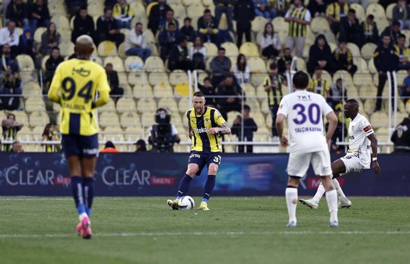 Fenerbahçeliler yıldız futbolcuyu bağrına bastı! Sadece 15 milyon euroluk yıldız alkışlandı! - Resim: 4