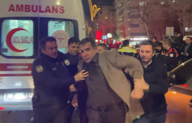 Cinayet davası sonrası adliye önünde arbede! Ortalık savaş alanına döndü! Çok sayıda yaralı ve gözaltı var - Resim: 4