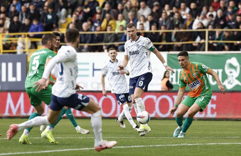 Mourinho yeni jokerini buldu! 3 milyon euroluk yıldız Alanyaspor maçında döktürdü! Yıldız futbolcu Fenerbahçelileri mutlu etti - Resim: 1