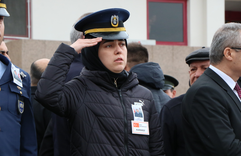 Şehit Emre Altıok’un kız kardeşinden acı veda: Ağabeyini asker selamıyla karşıladı! - Resim: 4