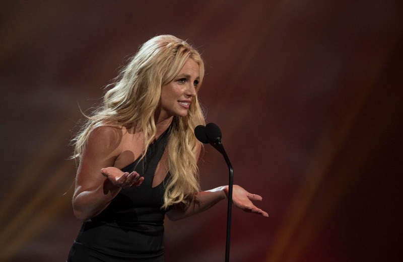 Ünlü şarkıcıdan korkutan haber! Merdivenlerden düştü - Resim: 1