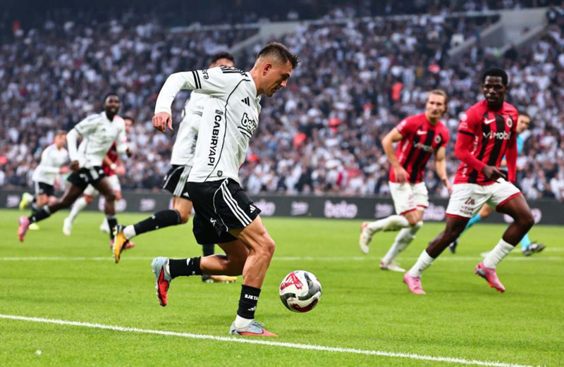 Beşiktaş transferde vitesi yükseltti! Aranan sağ bek bulundu! 4.5 milyon euroluk bedava yıldız radarda! - Resim: 1