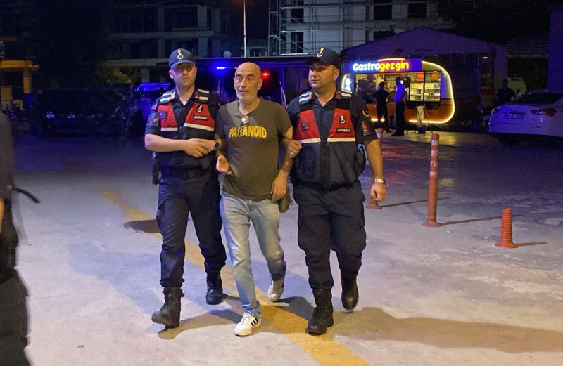 Ünlü isme gözaltı: Evinden bakın ne çıktı! Basına çattı: Niye çekiyorlar? - Resim: 4