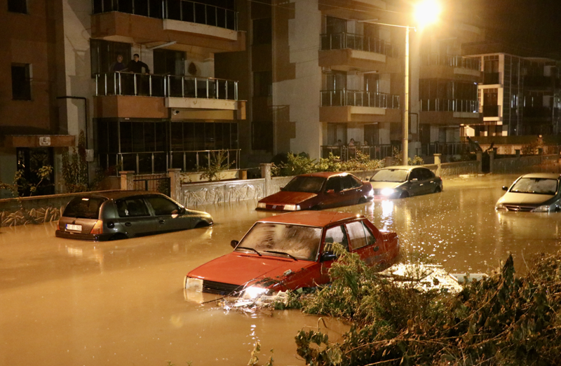 Kuvvetli sağanak 3 ilde hayatı felç etti! Ev ve iş yerlerini su bastı - Resim: 1
