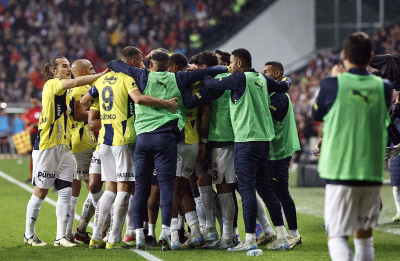 Fenerbahçe’de transferin yeni patronu Devin Özek sahaya indi! 35 milyon euroluk yıldızın yanına gitti! - Resim: 1