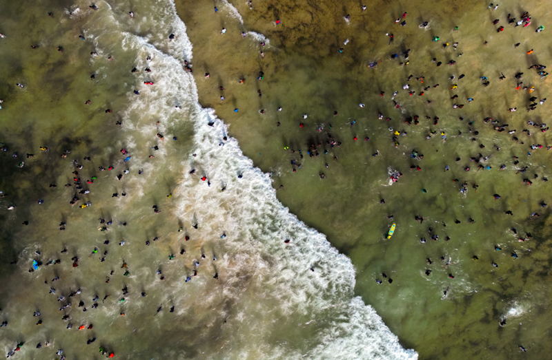 Senegal’in başkenti Dakar’da sıcak havayı fırsat bilenler Yoff plajına akın etti - Resim: 2