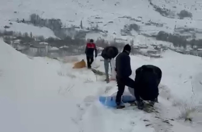 Hakkari'de 70 tanesi açlıktan titriyordu! 1000'lerce adım atarak dağın zirvesine yanlarına gittiler - Resim: 6