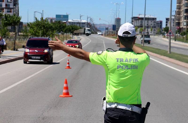 Trafikte bunları yapan yanacak: Hapis cezası, ehliyet el koyma, para cezası kapıda! - Resim: 1