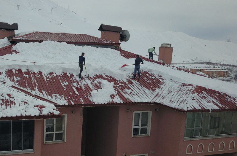 Bitlis’te 7 katlı binanın çatısında karlar arasındaki manzarayı görenler resmen dehşete düştü. Kar büyüledi ama o manzara herkesin yüreğini ağzına getirdi - Resim: 3