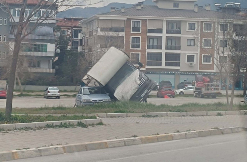 Denizli'de fırtına ortalığı savaş alanına çevirdi; ağaçlar devrildi, çatılar uçtu! - Resim: 6