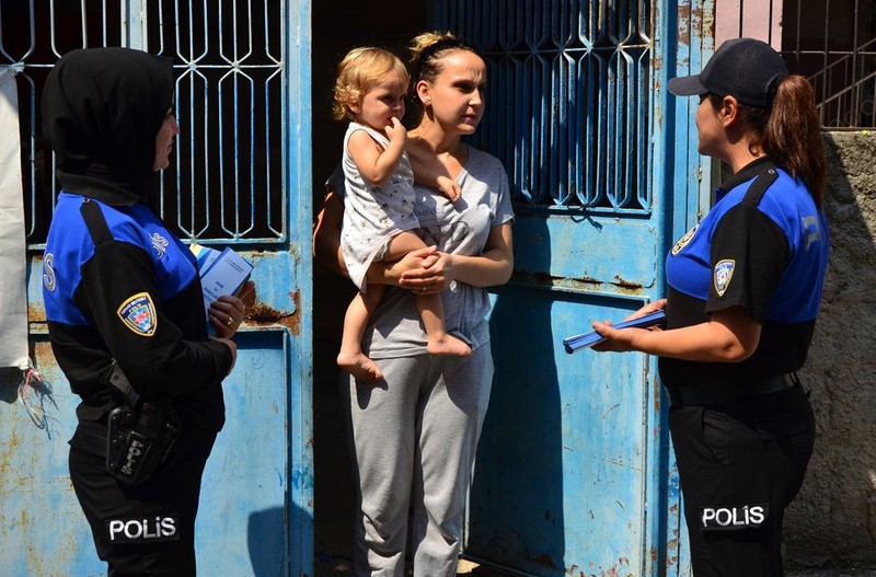 Polis tek tek dolaşıp broşürle uyardı! - Resim: 3