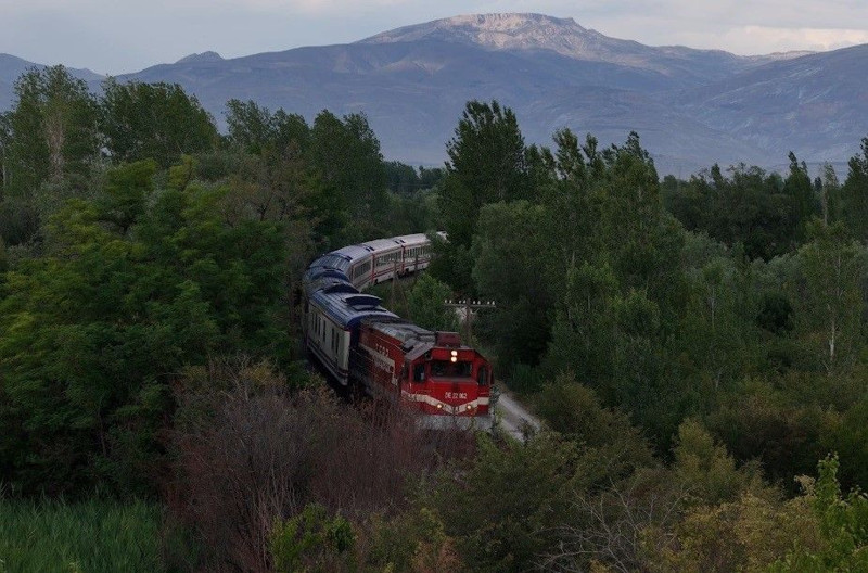 Altın renge bürünen vadiden geçti! objektifler peşine takıldı: Doğu Ekspresi Erzincan’da nefes kesen manzara eşliğinde ilerledi - Resim: 1