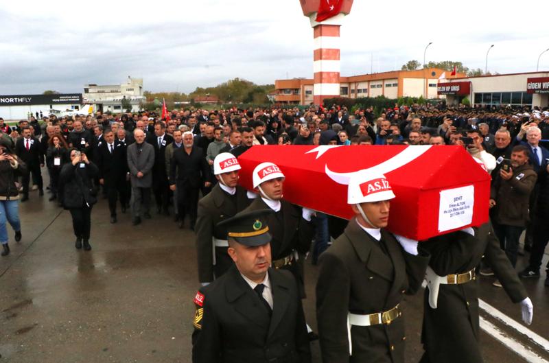 Şehit Emre Altıok’un kız kardeşinden acı veda: Ağabeyini asker selamıyla karşıladı! - Resim: 1