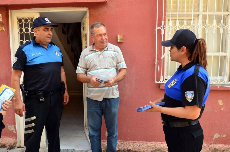 Polis tek tek dolaşıp broşürle uyardı! - Resim: 2