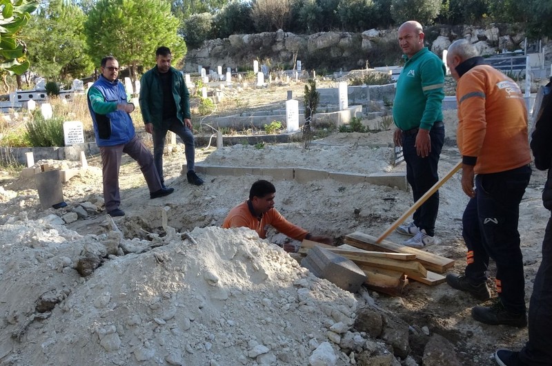 Ünlü bestekar hayatını kaybetti! Cenazesi kimsesizler mezarlığına defnedildi - Resim: 4