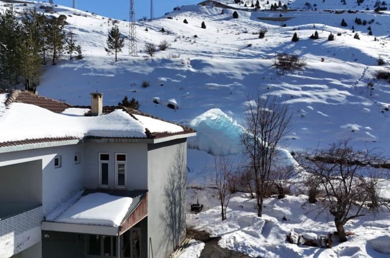 Bayburt'a 35 kilometre uzakta soğuktan çatlayan yerden sızdı... Sonrasında damlaya damlaya kocaman bir dağa dönüştü. Ortaya harika bir manzara çıktı - Resim: 2