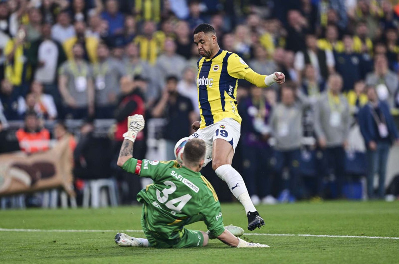 Fenerbahçe’de 19.5 milyon euroluk pişmanlık! Mourinho’nun prensi Beşiktaş derbisinde döküldü! Performansıyla çıldırttı - Resim: 4