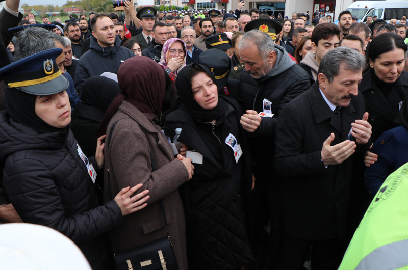 Şehit Emre Altıok’un kız kardeşinden acı veda: Ağabeyini asker selamıyla karşıladı! - Resim: 5