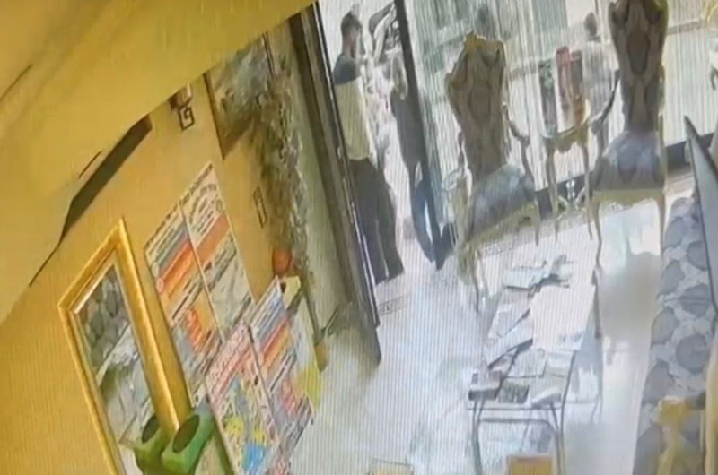 Böcek ailesinin ölümüyle ilgili yeni görüntü ortaya çıktı! İlaçlama yapan kişi otele böyle girdi - Resim: 5