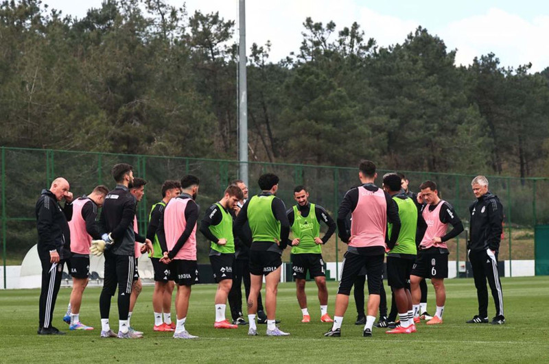 Beşiktaş’tan 10.5 milyon euroluk neşter! Yıldız futbolcunun bileti kesildi! Sezon sonunda yollar ayrılacak - Resim: 1