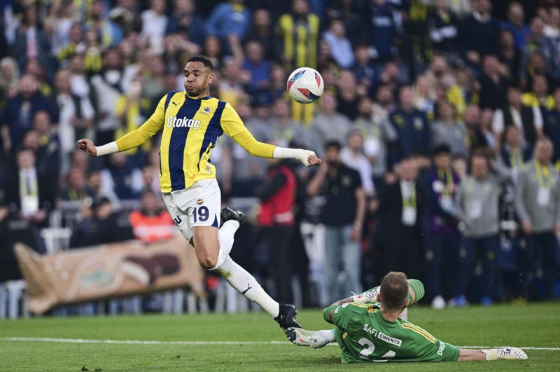 Fenerbahçe’de 19.5 milyon euroluk pişmanlık! Mourinho’nun prensi Beşiktaş derbisinde döküldü! Performansıyla çıldırttı - Resim: 5