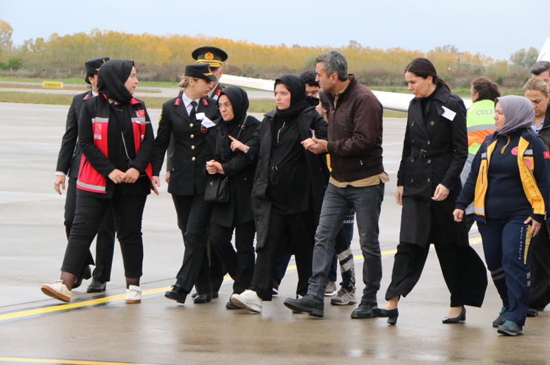 Şehit Emre Altıok’un kız kardeşinden acı veda: Ağabeyini asker selamıyla karşıladı! - Resim: 3
