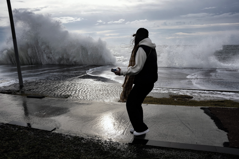İstanbul'da lodos etkili oldu, dev dalgalar sahili kapladı! - Resim: 2