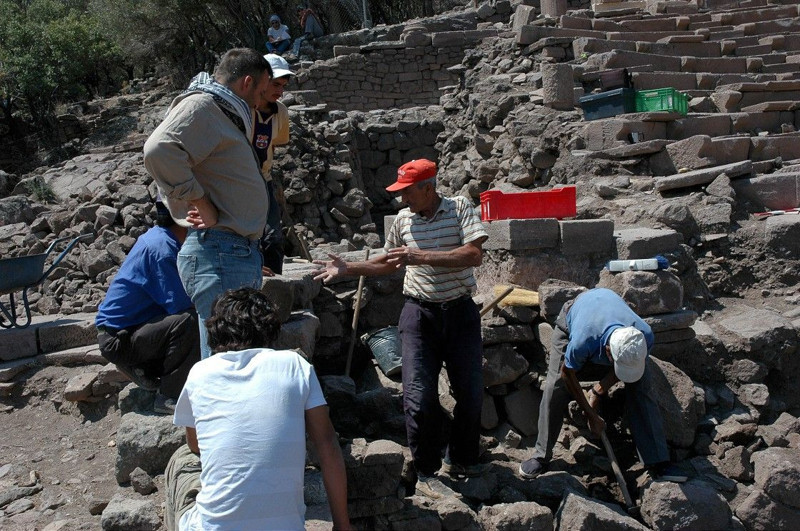 Tarlasında kazı yaparken kazması sert cisme çarptı! Topraktan 100'lerce altın fırladı - Resim: 14