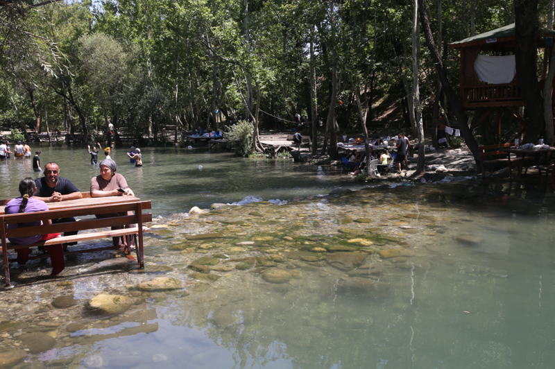 Kahramanmaraş’ta sıcaklık 38 dereceye ulaştı, serinlemek isteyenler Fırnız Çayı’na akın etti - Resim: 1
