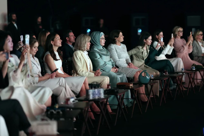 NATO Zirvesi'nde Ajda Pekkan sürprizi! First Lady'lerin özel yemeğinde sahne aldı - Resim: 2