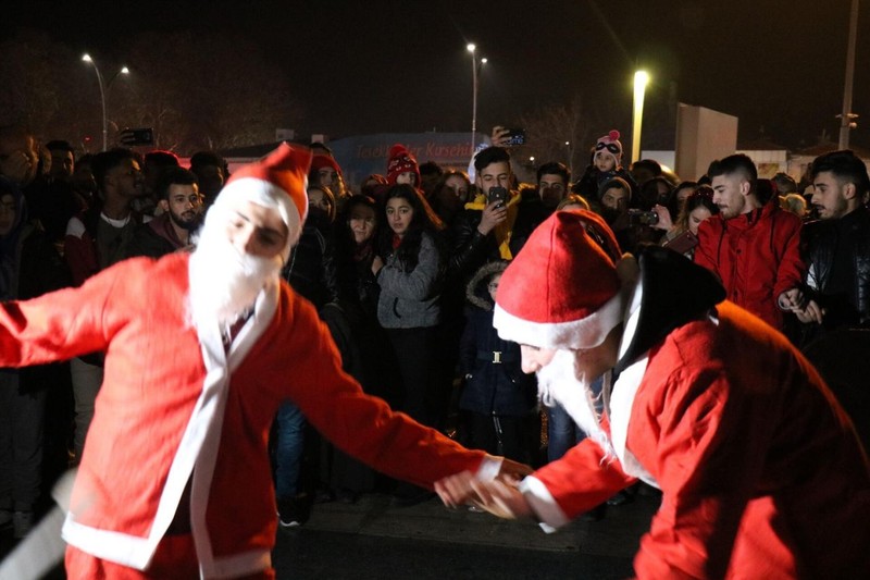 Çiğ köfte, halay, türkü... Türkiye yeni yıla Merhaba dedi! - Resim: 1