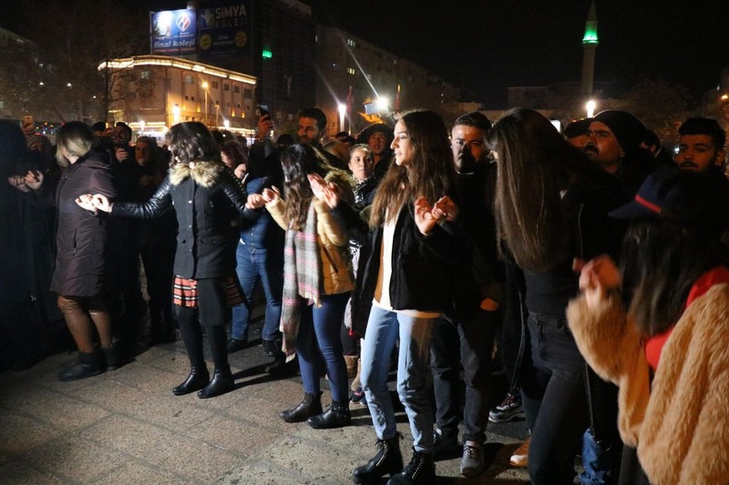 Çiğ köfte, halay, türkü... Türkiye yeni yıla Merhaba dedi! - Resim: 4