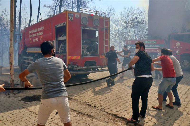 Hatay'daki yangın yürekleri de yaktı... Vatandaşlar bölgeden böyle kaçıyor - Resim: 10