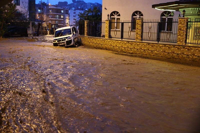 İzmir kabusu yaşıyor!.. Valilik acı haberi verdi! - Resim: 1