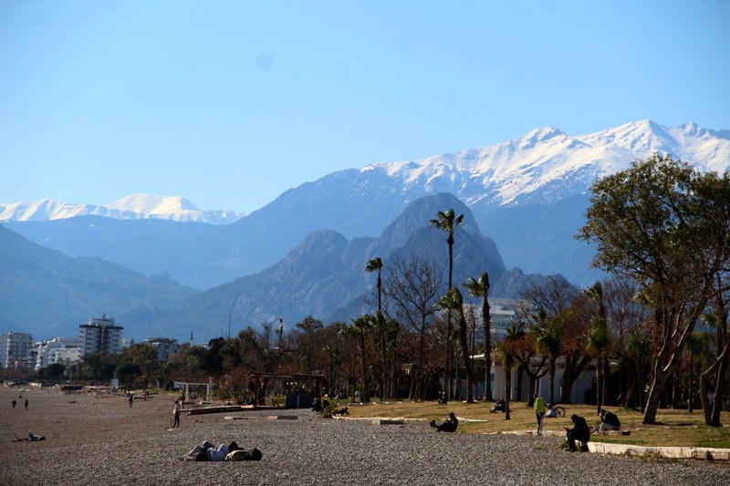 Antalya'ya kış uğramadı bile! Turistler kışın deniz keyfi yaptı - Resim: 9