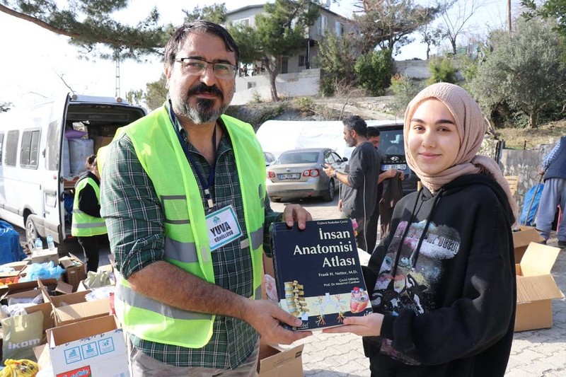 İzmir depreminin simgesi Elif'in babası tıp öğrencisinin kitap talebini yerine getirdi - Resim: 3