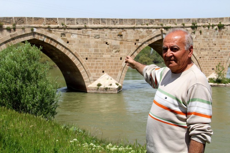 Yeni evli çiftlerin dilek tutmak için ziyaret ettiği tarihi köprünün son hali şaşırttı. Üzerindeki deliklerin tamamını doldurdular - Resim: 3