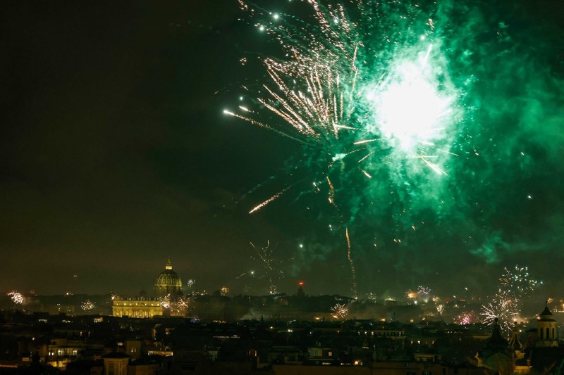 Dünya yeni yıla böyle girdi! Fotoğraflarla dünyadan yılbaşı kutlamaları - Resim: 14