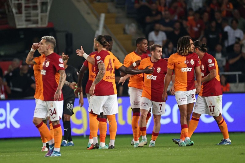 Galatasaray'da taşlar yerinden oynadı! Yönetim 4 yıldızın bileti kesildi! Transfer teklifleri değerlendirilecek - Resim: 3