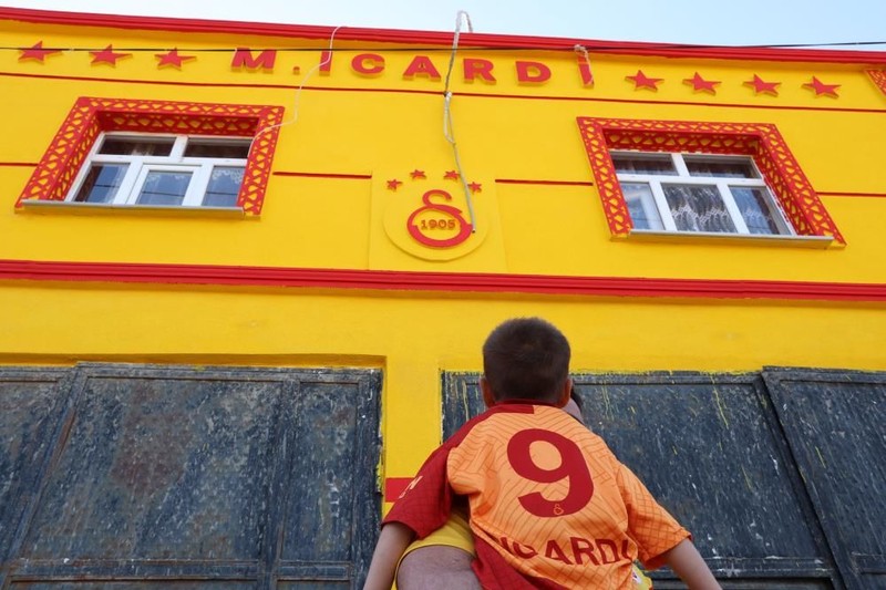 Galatasaray sevdasını böyle dile getirdi: Evini sarı-kırmızıya boyatıp 'Mauro Icardi' yazdırdı! - Resim: 3