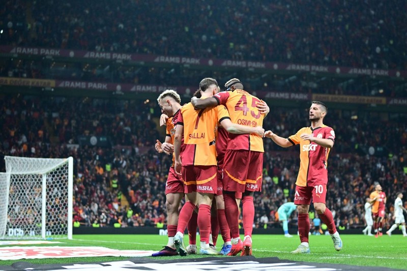 Galatasaray’a sürpriz sağ bek! 10 milyon euroluk yıldızla temaslar başladı - Resim: 2